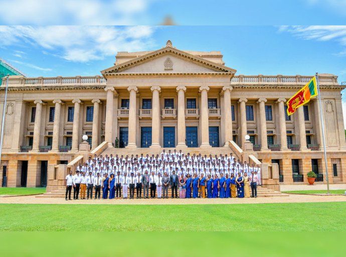 Students of Rahula College, Matara Visit the President’s House 